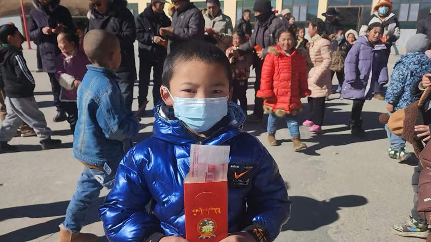 拿到紅包，歡喜過年。受訪者供圖