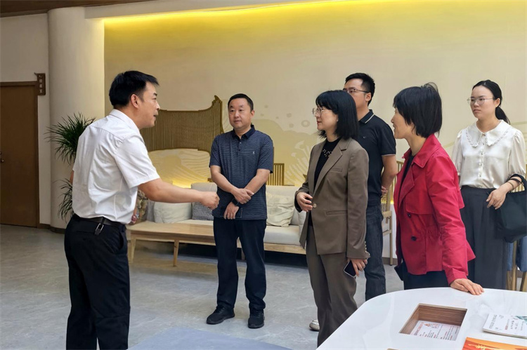 调研组一行实地查看岷江社区巡察反馈问题整改落实情况。单毅夫供图