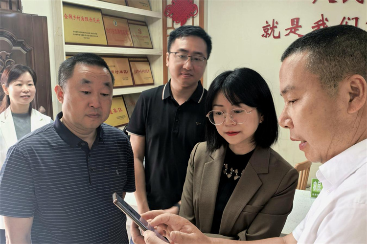 调研组一行查看喜龙村运用“川善治”平台进行“三务”公开情况。单毅夫供图