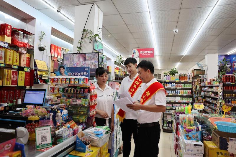 普法志愿者进店宣讲。聂璀供图
