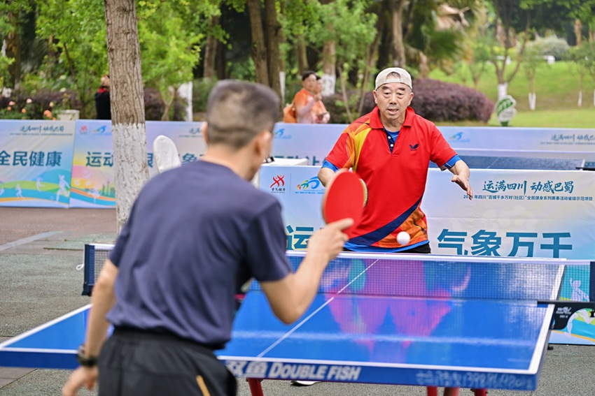 广场乒乓球对决现场。温江区委宣传部供图
