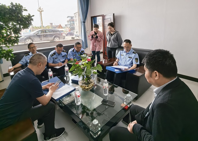面对面指导企业。张庆麟供图