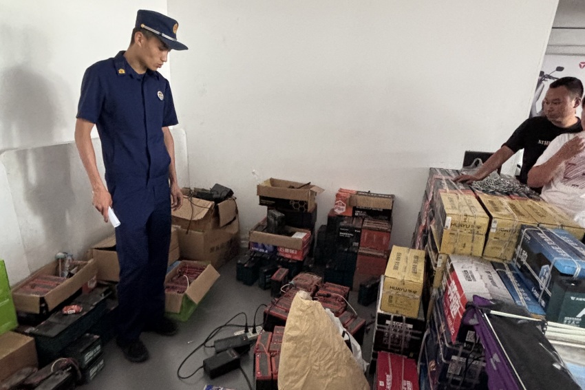 开展电动自行车销售维修店铺专项执法检查行动现场。眉山天府新区消防救援大队供图