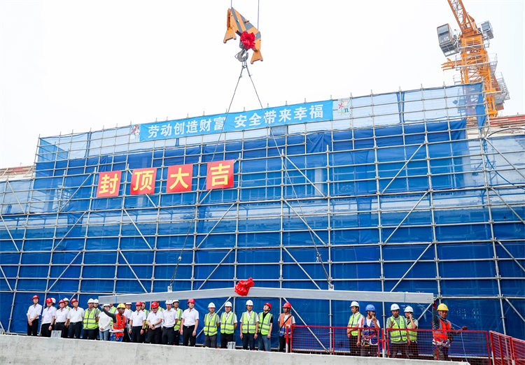 在四川省重點工程廣安理工學院建設現場，隨著最后一根鋼梁吊裝就位，該項目建設迎來關鍵節點——主體工程提前45天實現封頂。邱海鷹攝