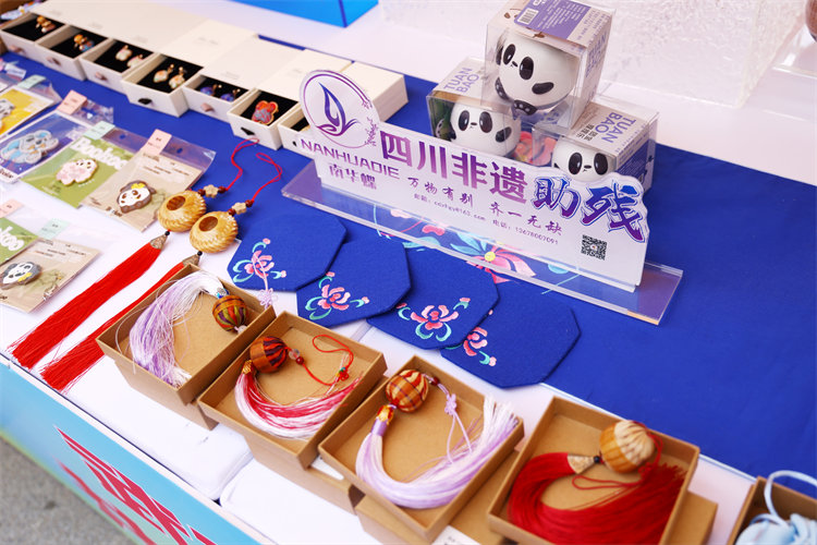 市集上銷售的產品。成都殘聯供圖