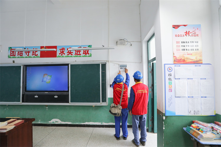 工作人员检查教室安全用电情况。张建供图