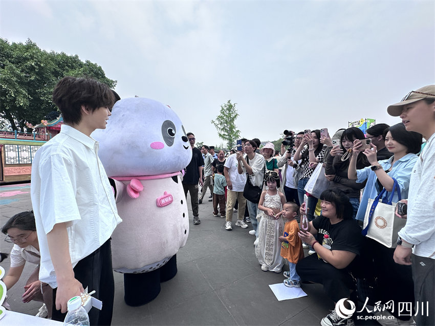 市民游客关注“花局”带你游成都。人民网记者 王波摄