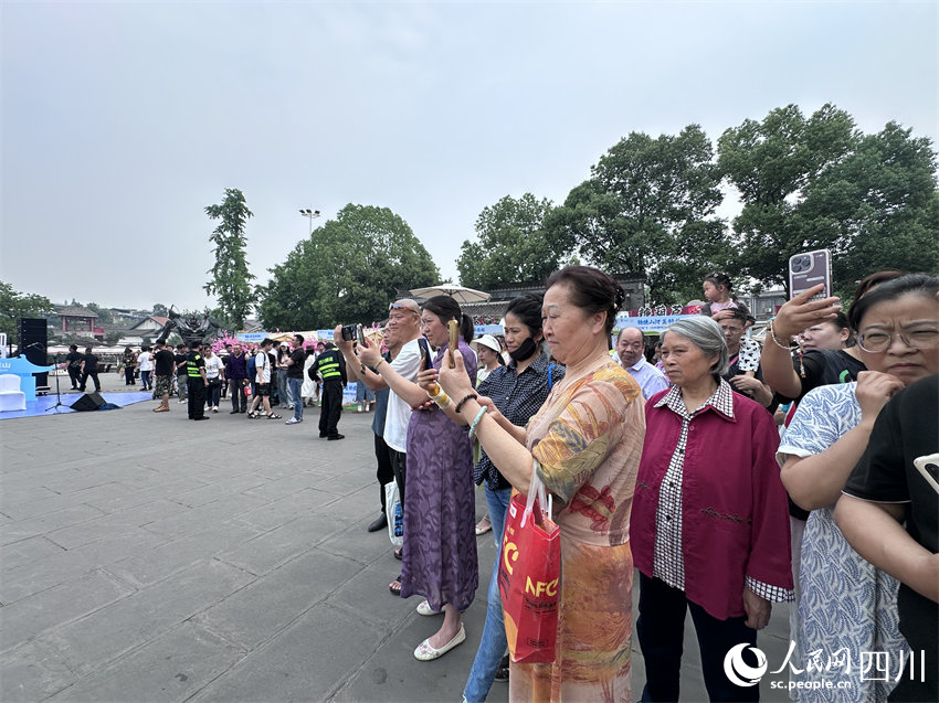 市民游客观看文艺表演。人民网记者 王波摄