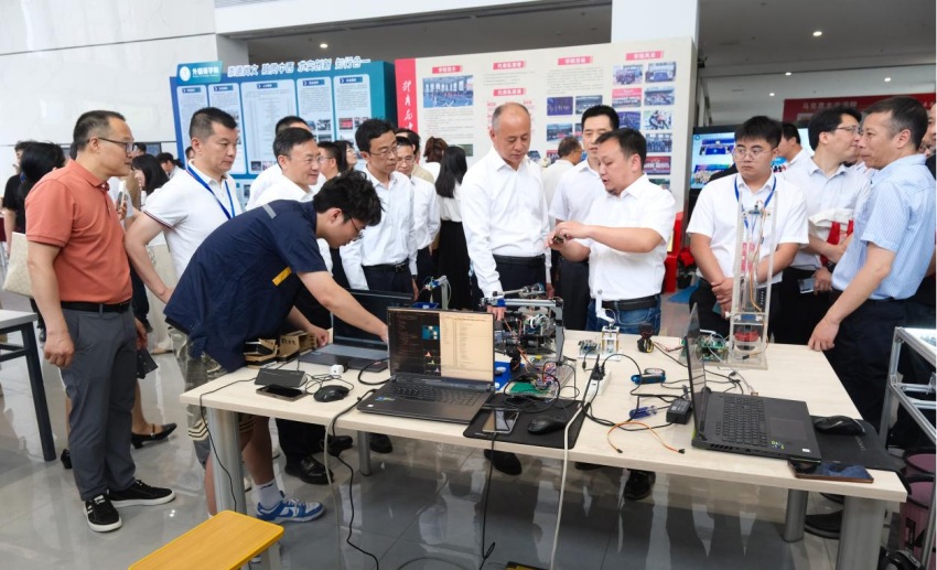大会期间，嘉宾参观学校科技文化艺术节成果展。张启国摄