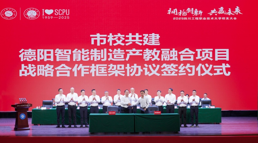 现场签约。张启国摄