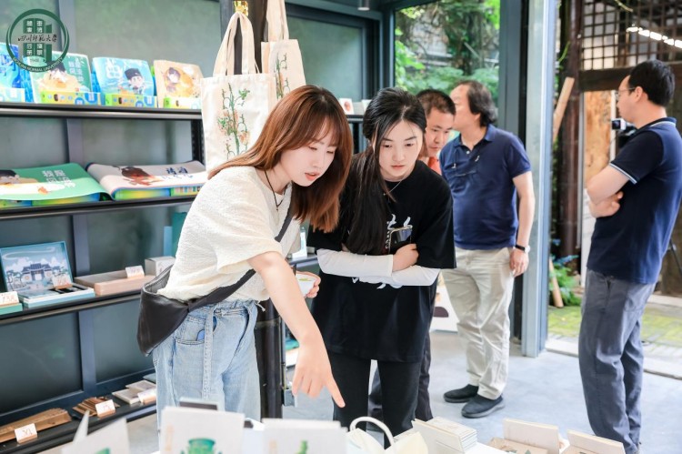 以三蘇和三星堆兩大IP為靈感的優秀文創作品集中亮相寬窄巷子。主辦方供圖