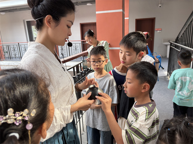 孩子們了解漆器。主辦方供圖
