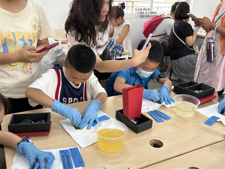孩子們制作燈彩作品。青羊區教育局供圖