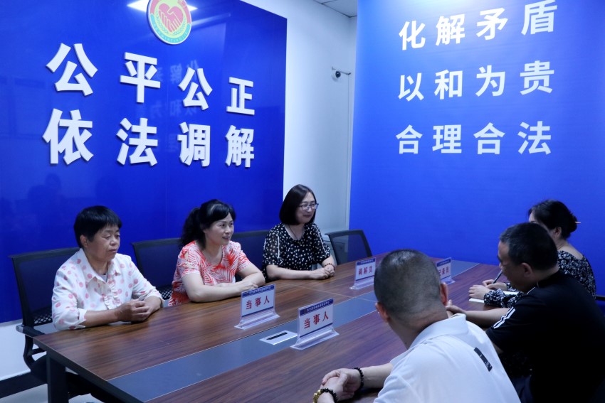 东柳街道综治中心调解群众纠纷。曹芮铭摄