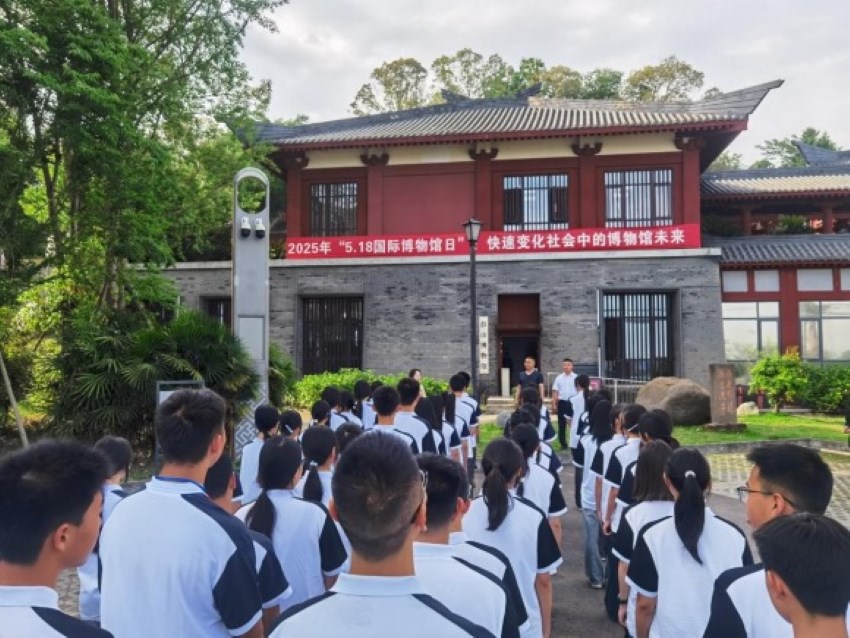 学子沉浸式体验汉崖墓文化 刘佳丽摄