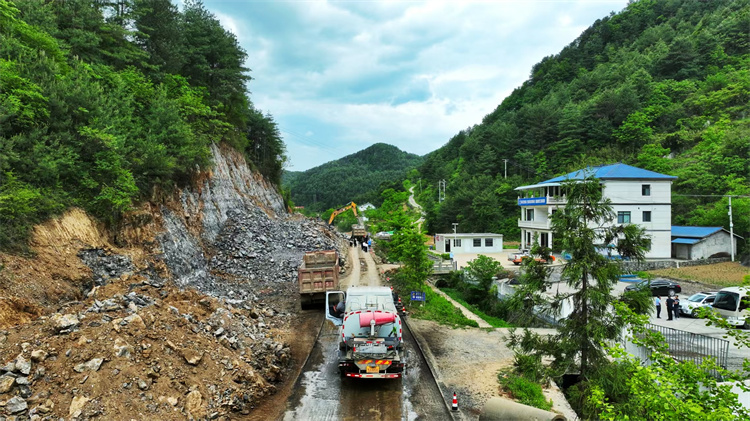 曾家场镇至荣乐养生谷道路改建工程项目建设现场。张敏供图