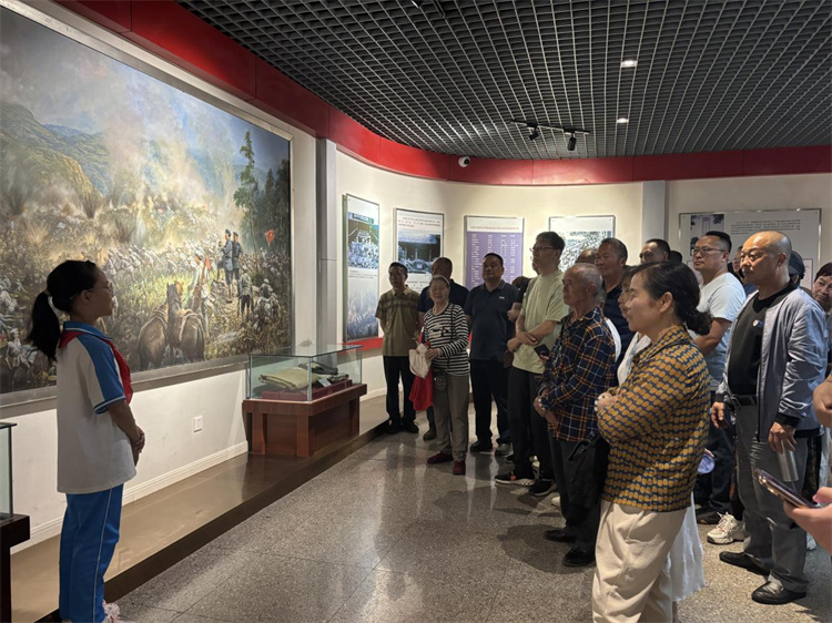 小小讲解员为游客讲解红色故事。王韬供图