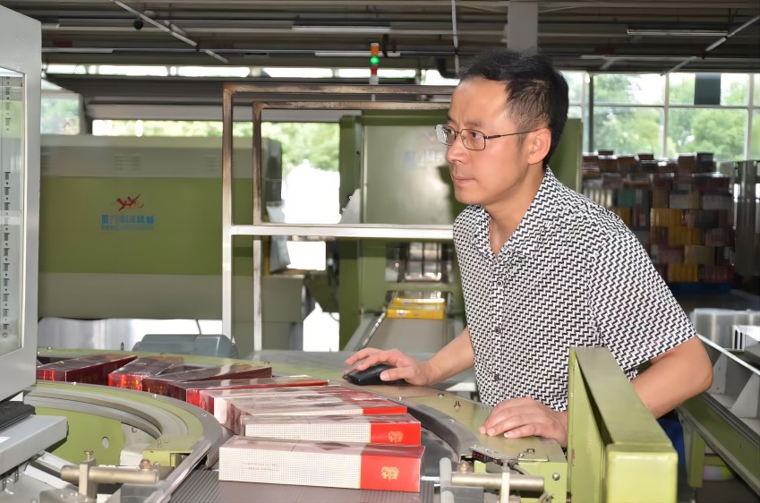 李茂波正在查看設備運行情況。成都市煙草專賣局供圖
