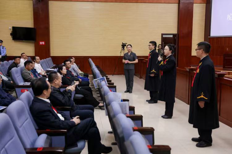 5月15日，代表委員前往涼山彝族自治州中級人民法院旁聽庭審，並與合議庭成員互動交流。四川高院供圖