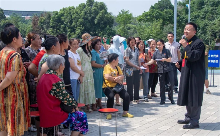 为市民讲解法律知识。射洪法院供图