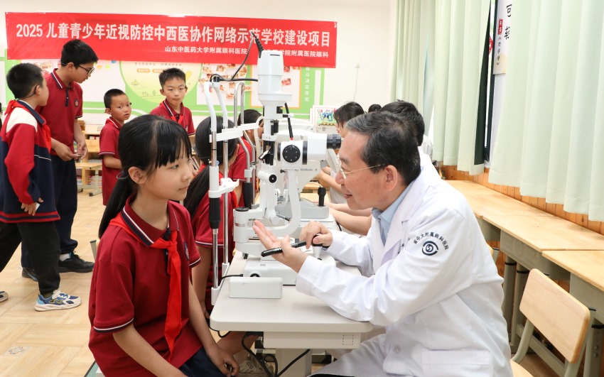 眼科专家为同学讲解护眼爱眼知识。陈香羽供图