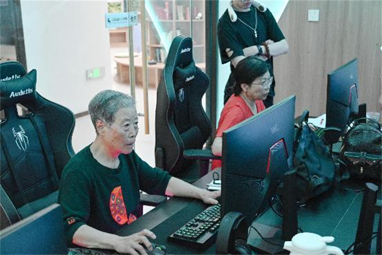 刘淑华老人打游戏。郑栋梁供图