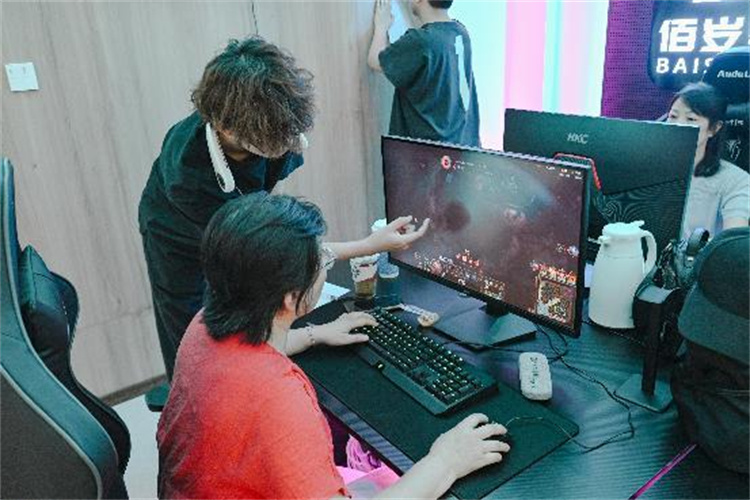 专业教练为队员们提供专业的电竞指导。郑栋梁供图
