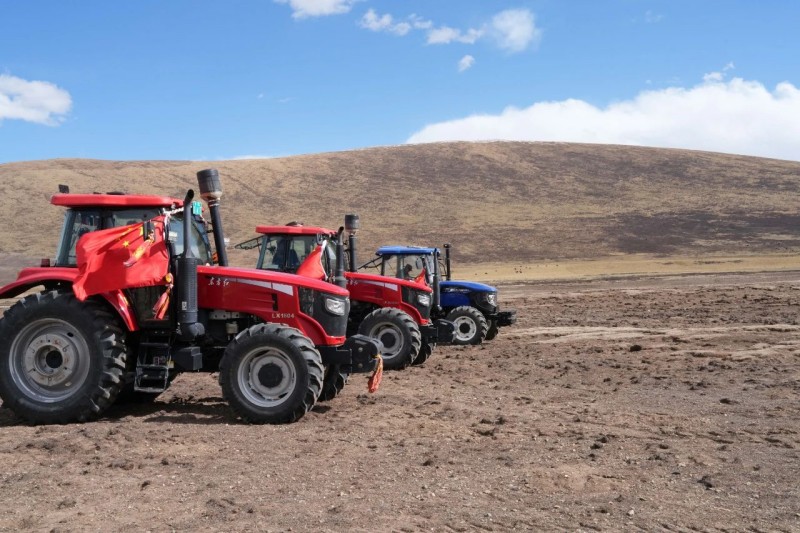 现场开展饲草春播。省国投公司供图