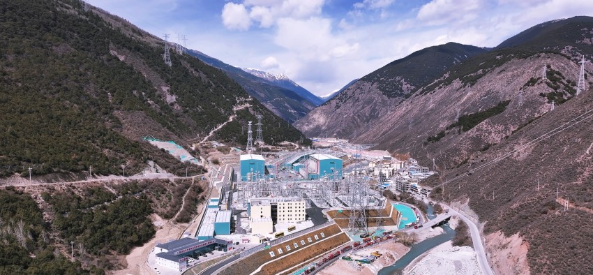 5月1日，金上-湖北特高压直流工程大件运输第六批换流变压器抵达位于甘孜州白玉县海拔3100米的帮果换流站。国网四川电力供图