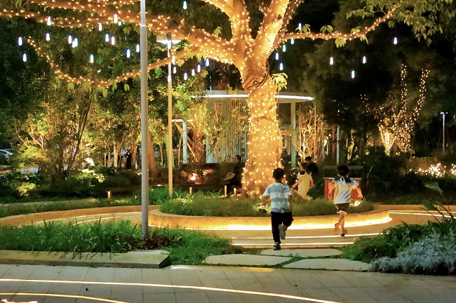 夜晚灯光下孩子们追逐奔跑。郑欣宜供图