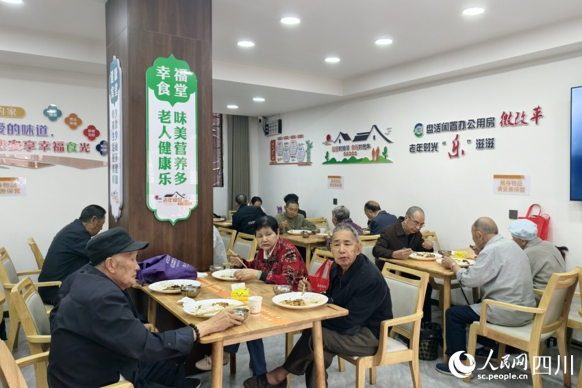 老年食堂内，老人们正在享用午餐。人民网 赵祖乐摄