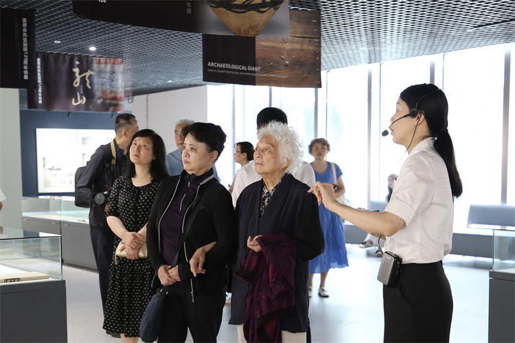 梁思永之女梁柏有女士在梁思成、林徽因外孙女于葵女士陪同下参观展览。翠屏区融媒体中心供图