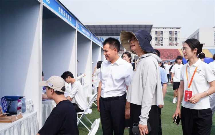 学生了解企业的招聘信息。主办方供图