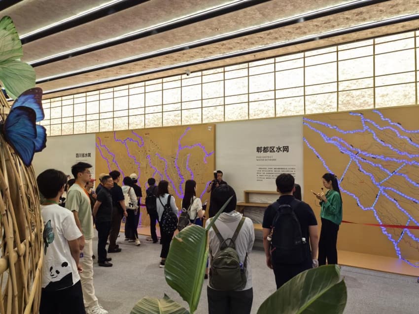 代表团观看四川省及郫都区水网。 吴渝摄