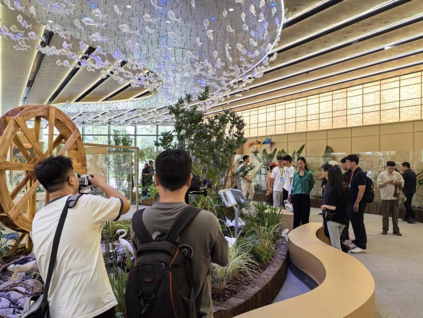 代表团参观城市微缩景观。 吴渝摄