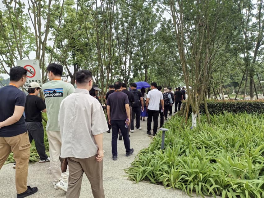 代表团在湿地公园参观。吴渝摄