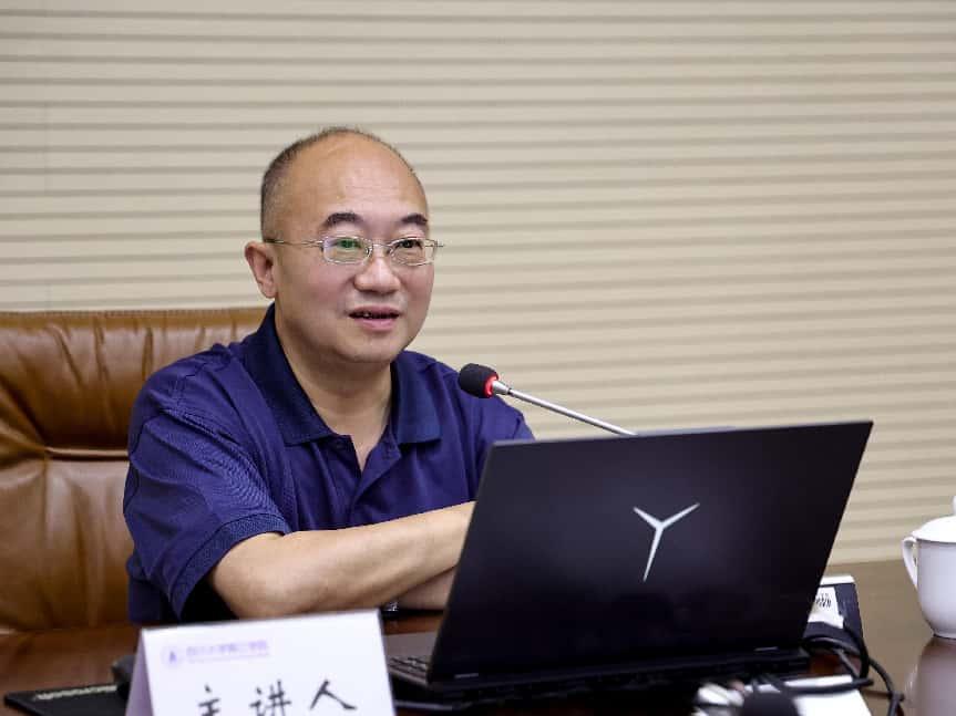 2中国教育发展战略学会思想道德建设专业委员会理事长、北京科技大学思想政治工作研究院院长、教育部思政司原司长冯刚教授主讲 彭勇 摄
