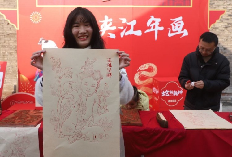 在夹江宣纸上作画。夹江县融媒体中心供图