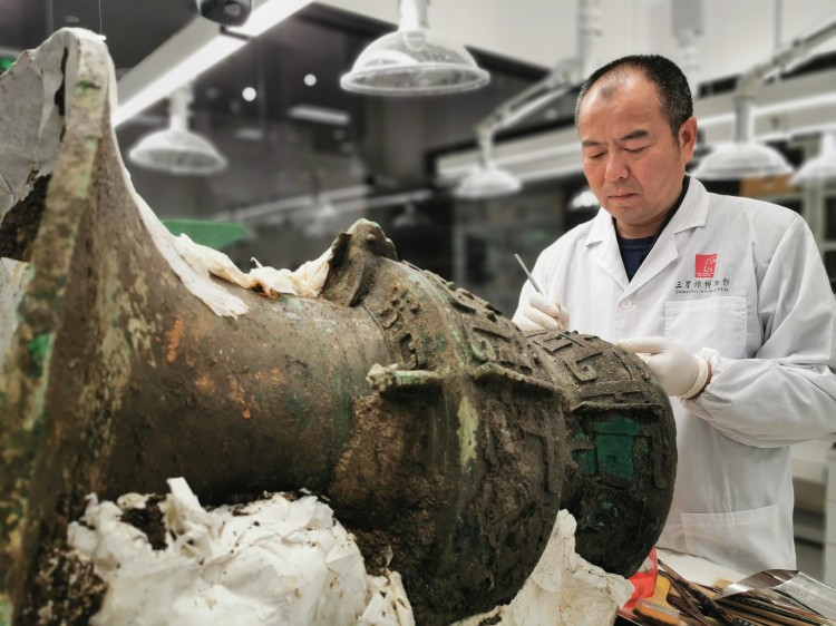 郭汉中复原出土的青铜器。德阳市委宣传部供图