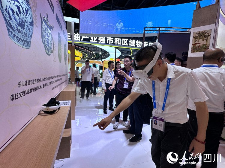 戴VR镜”游“乐山。人民网记者 王波摄