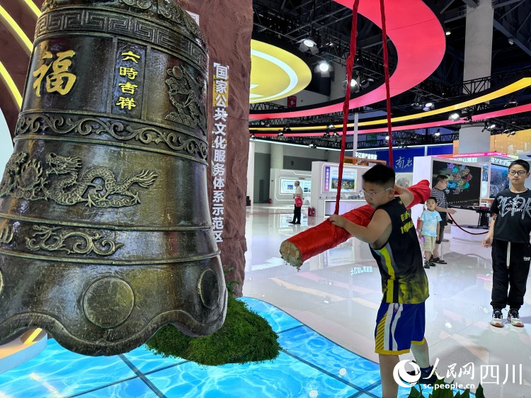 撞钟祈福。人民网记者 王波摄