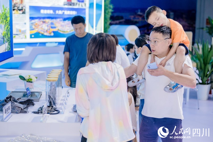 带着家人逛广元馆。人民网记者 王波摄