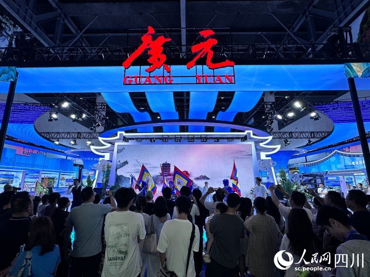 市民在广元馆观看传统文艺表演。人民网记者 王波摄