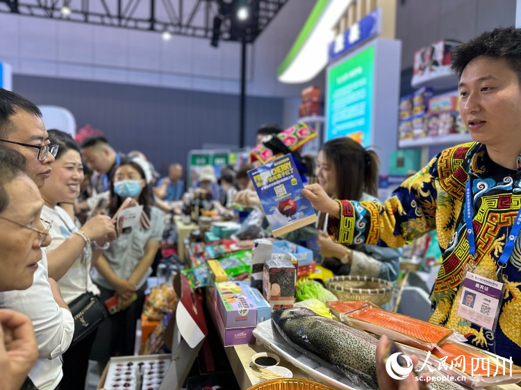 市民关注阿坝农产品。人民网记者 王波摄