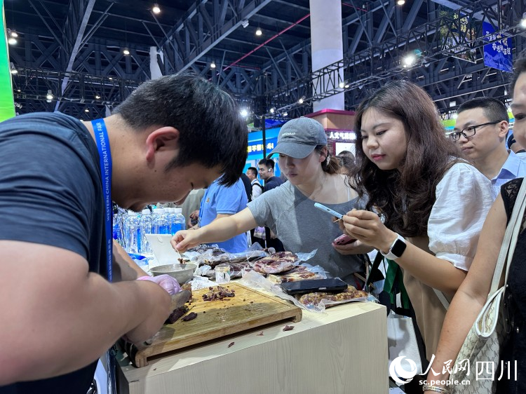 市民品尝阿坝藏香猪肉。人民网记者 王波摄