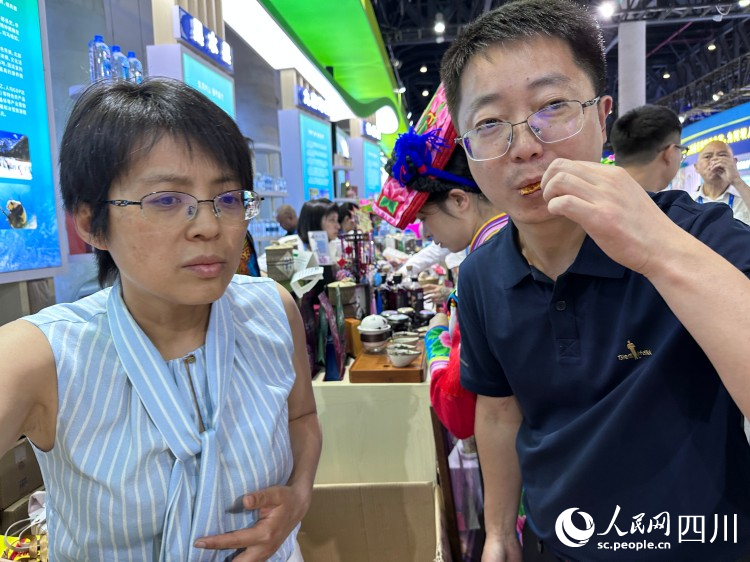 市民品尝理县生态养殖鱼肉。人民网记者 王波摄