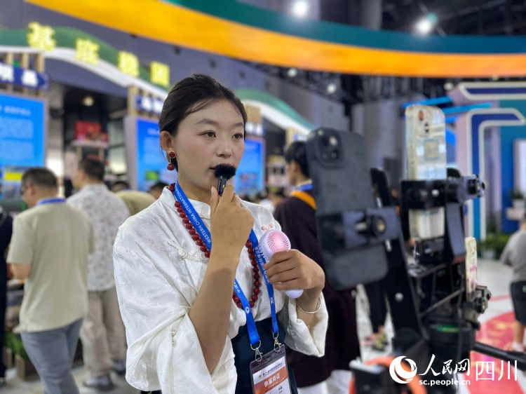 网络主播现场直播。人民网记者 王波摄