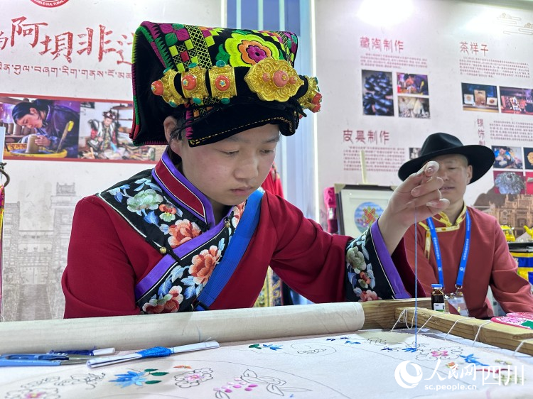 现场刺绣。人民网记者 王波摄