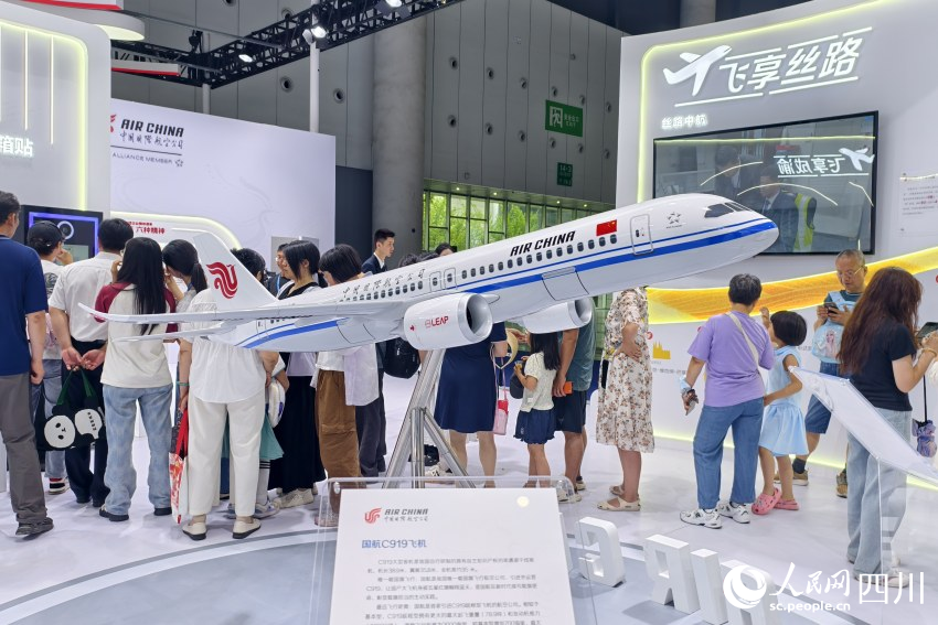中國國際航空公司展館內擺放的國航C919飛機模型。人民網 趙祖樂攝