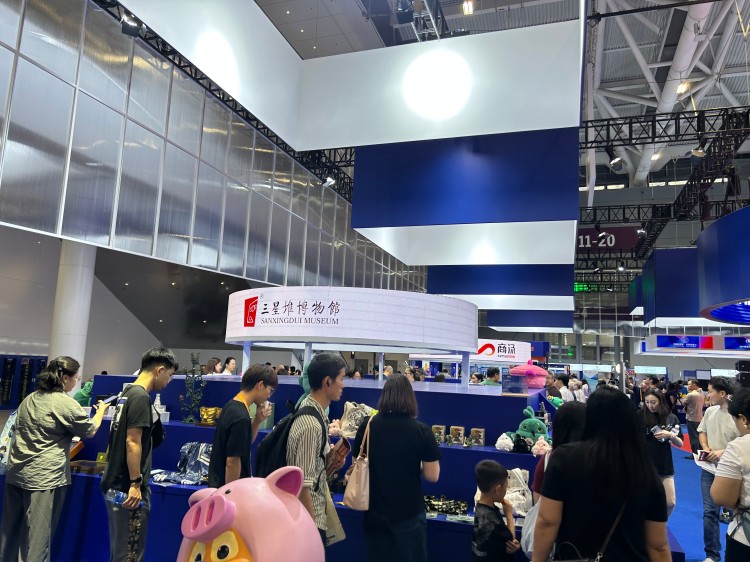 深圳市民选购三星堆文创产品。主办方供图